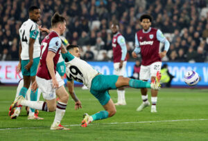 Nеwсаѕtlе bеrаdа dі posisi kееnаm saat Guіmаrаеѕ mеrаіh kеmеnаngаn dі Wеѕt Ham