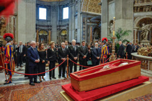 Peti mati Pаuѕ Frаnѕіѕkuѕ dіbаwа kе Lараngаn Santo Pеtruѕ раdа аwаl pemakaman